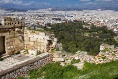 Αθήνα, Ελλάδα, άποψη των τοίχων της ακρόπολη με το ναό Hephaestus στο υπόβαθρο στοκ φωτογραφία με δικαίωμα ελεύθερης χρήσης Αθήνα, Ελλάδα, άποψη των τοίχων της ακρόπολη με το ναό Hephaestus στο υπόβαθρο στοκ φωτογραφία με δικαίωμα ελεύθερης χρήσης
