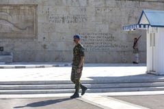 Αθήνα, Ελλάδα - 17 Οκτωβρίου 2018: Αλλαγή της τελετής φρουράς μπροστά από το ελληνικό Κοινοβούλιο που στηρίζεται στη πλατεία Συντ στοκ εικόνες Αθήνα, Ελλάδα - 17 Οκτωβρίου 2018: Αλλαγή της τελετής φρουράς μπροστά από το ελληνικό Κοινοβούλιο που στηρίζεται στη πλατεία Συντ στοκ εικόνες