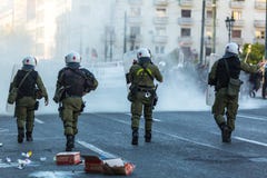 ΑΘΗΝΑ - Η αστυνομία ταραχής με την ασπίδα τους, παίρνει την κάλυψη κατά τη διάρκεια μιας συνάθροισης μπροστά από το Πανεπιστήμιο Στοκ εικόνες με δικαίωμα ελεύθερης χρήσης ΑΘΗΝΑ - Η αστυνομία ταραχής με την ασπίδα τους, παίρνει την κάλυψη κατά τη διάρκεια μιας συνάθροισης μπροστά από το Πανεπιστήμιο Στοκ εικόνες με δικαίωμα ελεύθερης χρήσης