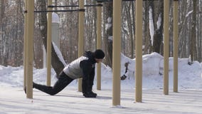 Αθλητής που κάνει workout την άσκηση στο χώρο χειμερινών αθλήσεων Κατάρτιση ατόμων ικανότητας απόθεμα βίντεο Αθλητής που κάνει workout την άσκηση στο χώρο χειμερινών αθλήσεων Κατάρτιση ατόμων ικανότητας απόθεμα βίντεο