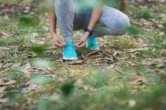 Αθλητική Îννοια και υγιÎÏ‚ workout στη φÏση στοκ φωτογραφία Αθλητική Îννοια και υγιÎÏ‚ workout στη φÏση στοκ φωτογραφία