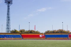 Αθλητικό μεγάλο στάδιο με την πράσινη τεχνητή χλόη στοκ εικόνες Αθλητικό μεγάλο στάδιο με την πράσινη τεχνητή χλόη στοκ εικόνες
