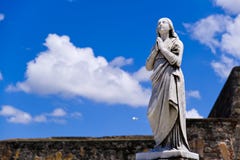 Αισιόδοξο άγαλμα της νέας επίκλησης γυναικών στοκ εικόνες Αισιόδοξο άγαλμα της νέας επίκλησης γυναικών στοκ εικόνες