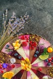 Ακατέργαστα vegan κέικ τα φρούτα και τους σπόρους, που διακοσμούνται με με το λουλούδι, φωτογραφία προϊόντων για το patisserie Στοκ εικόνα με δικαίωμα ελεύθερης χρήσης Ακατέργαστα vegan κέικ τα φρούτα και τους σπόρους, που διακοσμούνται με με το λουλούδι, φωτογραφία προϊόντων για το patisserie Στοκ εικόνα με δικαίωμα ελεύθερης χρήσης