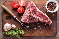 Ακατέργαστη t-bone μπριζόλα στοκ φωτογραφία με δικαίωμα ελεύθερης χρήσης Ακατέργαστη t-bone μπριζόλα στοκ φωτογραφία με δικαίωμα ελεύθερης χρήσης