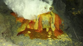 Ακατέργαστη μεταλλεία θείου στον κρατήρα του ενεργού ηφαιστείου Kawah Ije στοκ εικόνες Ακατέργαστη μεταλλεία θείου στον κρατήρα του ενεργού ηφαιστείου Kawah Ije στοκ εικόνες