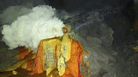 Ακατέργαστη μεταλλεία θείου στον κρατήρα του ενεργού ηφαιστείου Kawah Ije στοκ φωτογραφίες Ακατέργαστη μεταλλεία θείου στον κρατήρα του ενεργού ηφαιστείου Kawah Ije στοκ φωτογραφίες