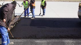 Ακολουθημένο paver που βάζει το φρέσκο πεζοδρόμιο ασφάλτου απόθεμα βίντεο Ακολουθημένο paver που βάζει το φρέσκο πεζοδρόμιο ασφάλτου απόθεμα βίντεο