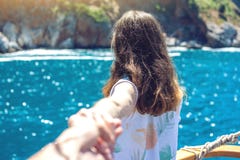 Ακολουθήστε με, το ελκυστικό κορίτσι brunette που κρατούν τους μολύβδους χεριών στα βουνά και την μπλε θάλασσα στοκ φωτογραφίες Ακολουθήστε με, το ελκυστικό κορίτσι brunette που κρατούν τους μολύβδους χεριών στα βουνά και την μπλε θάλασσα στοκ φωτογραφίες