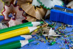 Ακονισμένα χρωματισμένα sharpener μολυβιών και μολυβιών ξέσματα Στοκ φωτογραφία με δικαίωμα ελεύθερης χρήσης Ακονισμένα χρωματισμένα sharpener μολυβιών και μολυβιών ξέσματα Στοκ φωτογραφία με δικαίωμα ελεύθερης χρήσης