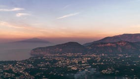 Ακτή Napoli, Di Σορέντο πιάνων Παραλία Meta, άποψη χρονικού σφάλματος της τουριστικής πόλης στην Ιταλία, απίστευτα σύννεφα διακοπ απόθεμα βίντεο Ακτή Napoli, Di Σορέντο πιάνων Παραλία Meta, άποψη χρονικού σφάλματος της τουριστικής πόλης στην Ιταλία, απίστευτα σύννεφα διακοπ απόθεμα βίντεο