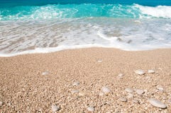 Ακτή, κύματα και αμμώδης παραλία Στοκ φωτογραφία με δικαίωμα ελεύθερης χρήσης Ακτή, κύματα και αμμώδης παραλία Στοκ φωτογραφία με δικαίωμα ελεύθερης χρήσης