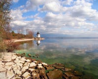 Ακτή φθινοπώρου της λίμνης Liptovska Mara, Σλοβακία στοκ εικόνες Ακτή φθινοπώρου της λίμνης Liptovska Mara, Σλοβακία στοκ εικόνες