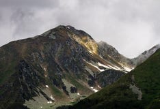 Ακτίνα του φωτός στην αιχμή βουνών στοκ φωτογραφία με δικαίωμα ελεύθερης χρήσης Ακτίνα του φωτός στην αιχμή βουνών στοκ φωτογραφία με δικαίωμα ελεύθερης χρήσης