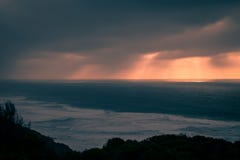 Ακτίνες ήλιων μέσω των σύννεφων στοκ εικόνες Ακτίνες ήλιων μέσω των σύννεφων στοκ εικόνες