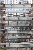 Ακτίνες χάλυβα και ικριώματα μπαμπού στην ταχέως αναπτυσσόμενη Σαγκάη, συνέπεια οικονομικό να βουίξει στοκ φωτογραφία Ακτίνες χάλυβα και ικριώματα μπαμπού στην ταχέως αναπτυσσόμενη Σαγκάη, συνέπεια οικονομικό να βουίξει στοκ φωτογραφία