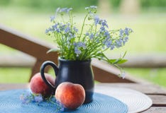 Ακόμα ζωή με τα wildflowers και τα ροδάκινα Στοκ Εικόνα Ακόμα ζωή με τα wildflowers και τα ροδάκινα Στοκ Εικόνα
