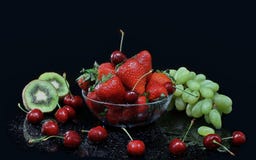 Ακόμα ζωή με τα πράσινες σταφύλια, το ακτινίδιο, τα κεράσια και τις φράουλες στοκ εικόνα με δικαίωμα ελεύθερης χρήσης Ακόμα ζωή με τα πράσινες σταφύλια, το ακτινίδιο, τα κεράσια και τις φράουλες στοκ εικόνα με δικαίωμα ελεύθερης χρήσης