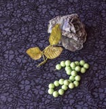 Ακόμα η ζωή τεχνητού αυξήθηκε με malachite τις χάντρες στο υφαντικό υπόβαθρο στοκ εικόνα Ακόμα η ζωή τεχνητού αυξήθηκε με malachite τις χάντρες στο υφαντικό υπόβαθρο στοκ εικόνα