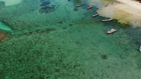 Αλιευτικά σκάφη κοντά στο σκόπελο Όμορφη εναέρια άποψη των αλιευτικών σκαφών που επιπλέουν στο μπλε θαλάσσιο νερό κοντά στη μεγαλ φιλμ μικρού μήκους Αλιευτικά σκάφη κοντά στο σκόπελο Όμορφη εναέρια άποψη των αλιευτικών σκαφών που επιπλέουν στο μπλε θαλάσσιο νερό κοντά στη μεγαλ φιλμ μικρού μήκους