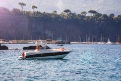 Αλιευτικό σκάφος που επιπλέει στο νερό, την μπλε θάλασσα και τον ουρανό με το copyspace στοκ εικόνα Αλιευτικό σκάφος που επιπλέει στο νερό, την μπλε θάλασσα και τον ουρανό με το copyspace στοκ εικόνα
