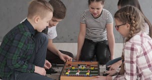 Αμφιθαλείς που παίζουν foosball στο σπίτι απόθεμα βίντεο Αμφιθαλείς που παίζουν foosball στο σπίτι απόθεμα βίντεο