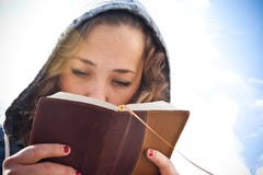 ανάγνωση κοριτσιών Βίβλων στοκ εικόνες ανάγνωση κοριτσιών Βίβλων στοκ εικόνες