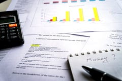 Ανάλυση της επιχειρησιακής έκθεσης με τα διαγράμματα και τα διαγράμματα στοκ εικόνα με δικαίωμα ελεύθερης χρήσης Ανάλυση της επιχειρησιακής έκθεσης με τα διαγράμματα και τα διαγράμματα στοκ εικόνα με δικαίωμα ελεύθερης χρήσης