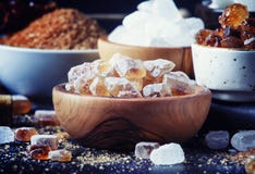 Ανάμεικτοι διαφορετικοί τύποι ζαχαρών στα κύπελλα σε έναν πίνακα σε ένα σκοτάδι στοκ φωτογραφίες με δικαίωμα ελεύθερης χρήσης Ανάμεικτοι διαφορετικοί τύποι ζαχαρών στα κύπελλα σε έναν πίνακα σε ένα σκοτάδι στοκ φωτογραφίες με δικαίωμα ελεύθερης χρήσης