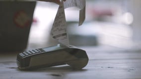 Ανέπαφη πληρωμή έννοιας NFC Παραγωγή της πληρωμής με την πιστωτική κάρτα και pos τον τελικό, τυπωμένο έλεγχο απόθεμα βίντεο Ανέπαφη πληρωμή έννοιας NFC Παραγωγή της πληρωμής με την πιστωτική κάρτα και pos τον τελικό, τυπωμένο έλεγχο απόθεμα βίντεο
