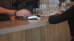 Ανέπαφη πληρωμή έννοιας NFC Παραγωγή της πληρωμής με την πιστωτική κάρτα και pos τον τελικό, τυπωμένο έλεγχο απόθεμα βίντεο Ανέπαφη πληρωμή έννοιας NFC Παραγωγή της πληρωμής με την πιστωτική κάρτα και pos τον τελικό, τυπωμένο έλεγχο απόθεμα βίντεο
