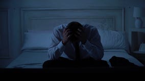 Ανήσυχο όμορφο αρσενικό στη συνεδρίαση επιχειρησιακών κοστουμιών στο κρεβάτι, που τρίβει τα χέρια, προβλήματα φιλμ μικρού μήκους Ανήσυχο όμορφο αρσενικό στη συνεδρίαση επιχειρησιακών κοστουμιών στο κρεβάτι, που τρίβει τα χέρια, προβλήματα φιλμ μικρού μήκους