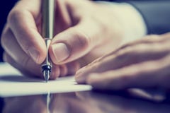 Αναδρομική εικόνα ενός ατόμου που γράφει μια σημείωση Αναδρομική εικόνα ενός ατόμου που γράφει μια σημείωση