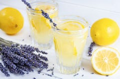 Αναζωογονώντας lavender λεμονάδα στα γυαλιά στο άσπρο ξύλινο υπόβαθρο στοκ φωτογραφία με δικαίωμα ελεύθερης χρήσης Αναζωογονώντας lavender λεμονάδα στα γυαλιά στο άσπρο ξύλινο υπόβαθρο στοκ φωτογραφία με δικαίωμα ελεύθερης χρήσης