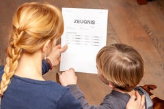 Ανακουφίζοντας γιος μητέρων παρά το κακό σχολικό πιστοποιητικό - μετάφραση: ημέρα πιστοποιητικών της μουσικής πειθαρχιών γέννησης στοκ εικόνα με δικαίωμα ελεύθερης χρήσης Ανακουφίζοντας γιος μητέρων παρά το κακό σχολικό πιστοποιητικό - μετάφραση: ημέρα πιστοποιητικών της μουσικής πειθαρχιών γέννησης στοκ εικόνα με δικαίωμα ελεύθερης χρήσης