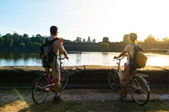 Ανακύκλωση ζευγών τουριστών στο ναό Angkor, Καμπότζη Angkor Wat πρόσοψη που απεικονίζεται κύρια στη λίμνη νερού Φιλικό ταξίδι του στοκ φωτογραφίες Ανακύκλωση ζευγών τουριστών στο ναό Angkor, Καμπότζη Angkor Wat πρόσοψη που απεικονίζεται κύρια στη λίμνη νερού Φιλικό ταξίδι του στοκ φωτογραφίες