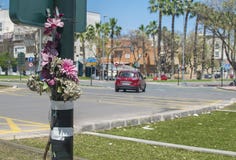 Αναμνηστικό στεφάνι για κάποιο που πέθανε σε ένα τροχαίο στοκ φωτογραφία με δικαίωμα ελεύθερης χρήσης Αναμνηστικό στεφάνι για κάποιο που πέθανε σε ένα τροχαίο στοκ φωτογραφία με δικαίωμα ελεύθερης χρήσης