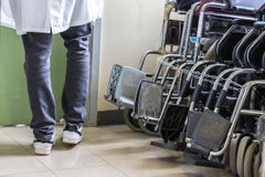 Αναπηρικές καρέκλες νοσοκομείων στο πανεπιστημιακό νοσοκομείο των Ιωαννίνων, Gre στοκ εικόνα Αναπηρικές καρέκλες νοσοκομείων στο πανεπιστημιακό νοσοκομείο των Ιωαννίνων, Gre στοκ εικόνα