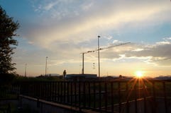 Ανατολή με έναν γερανό πύργων στοκ φωτογραφία Ανατολή με έναν γερανό πύργων στοκ φωτογραφία
