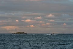 Ανατολή με το ρόδινους ουρανό και τα σύννεφα πέρα από τον ωκεανό και το αρχιπέλαγος του εθνικού πάρκου Faerder, Νορβηγία στοκ εικόνες με δικαίωμα ελεύθερης χρήσης Ανατολή με το ρόδινους ουρανό και τα σύννεφα πέρα από τον ωκεανό και το αρχιπέλαγος του εθνικού πάρκου Faerder, Νορβηγία στοκ εικόνες με δικαίωμα ελεύθερης χρήσης