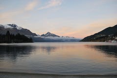 Ανατολή πέρα από τη λίμνη Wakatipu στοκ φωτογραφία με δικαίωμα ελεύθερης χρήσης Ανατολή πέρα από τη λίμνη Wakatipu στοκ φωτογραφία με δικαίωμα ελεύθερης χρήσης
