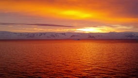 Ανατολή πέρα από την ακτή της Ανταρκτικής Ανατολή πέρα από την ακτή της Ανταρκτικής