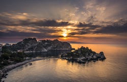 Ανατολή πέρα από την επιφύλαξη φύσης Isola Bella σε Taormina, Σικελία στοκ φωτογραφίες με δικαίωμα ελεύθερης χρήσης Ανατολή πέρα από την επιφύλαξη φύσης Isola Bella σε Taormina, Σικελία στοκ φωτογραφίες με δικαίωμα ελεύθερης χρήσης