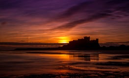 Ανατολή σε Bamburgh Castle, Northumberland στοκ εικόνες Ανατολή σε Bamburgh Castle, Northumberland στοκ εικόνες