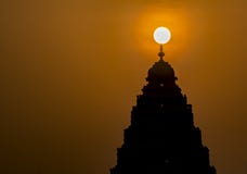 Ανατολή: Φυσική ελαφριά διακόσμηση πέρα από έναν ινδό ναό Ανατολή: Φυσική ελαφριά διακόσμηση πέρα από έναν ινδό ναό