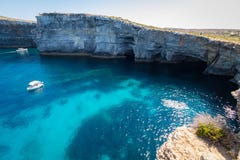 Ανατολικοί απότομοι βράχοι Comino στοκ εικόνες Ανατολικοί απότομοι βράχοι Comino στοκ εικόνες