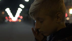 Ανατρέψτε μόνο να φωνάξει αγοριών, στεμένος μόνο στη μεγάλη πόλη, την κατάθλιψη και τη φοβέρα απόθεμα βίντεο Ανατρέψτε μόνο να φωνάξει αγοριών, στεμένος μόνο στη μεγάλη πόλη, την κατάθλιψη και τη φοβέρα απόθεμα βίντεο