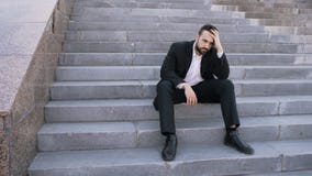 Ανατρέψτε το νέο επιχειρησιακό άτομο που έχει την πίεση και που κάθεται στα σκαλοπάτια στην οδό Επιχειρηματίας που έχει την έννοι στοκ φωτογραφίες με δικαίωμα ελεύθερης χρήσης Ανατρέψτε το νέο επιχειρησιακό άτομο που έχει την πίεση και που κάθεται στα σκαλοπάτια στην οδό Επιχειρηματίας που έχει την έννοι στοκ φωτογραφίες με δικαίωμα ελεύθερης χρήσης