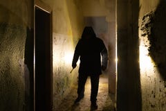 Ανατριχιαστική σκιαγραφία με το μαχαίρι στην εγκαταλειμμένη σκοτάδι οικοδόμηση Φρίκη για τη μανιακή έννοια στοκ εικόνες Ανατριχιαστική σκιαγραφία με το μαχαίρι στην εγκαταλειμμένη σκοτάδι οικοδόμηση Φρίκη για τη μανιακή έννοια στοκ εικόνες