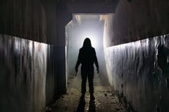 Ανατριχιαστική σκιαγραφία του άγνωστου ατόμου με το μαχαίρι εγκαταλειμμένη στη σκοτάδι οικοδόμηση Φρίκη για τη μανιακή έννοια στοκ φωτογραφίες Ανατριχιαστική σκιαγραφία του άγνωστου ατόμου με το μαχαίρι εγκαταλειμμένη στη σκοτάδι οικοδόμηση Φρίκη για τη μανιακή έννοια στοκ φωτογραφίες